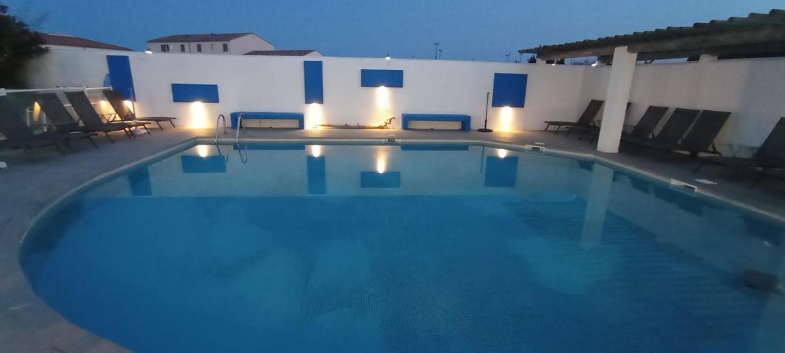 Hotel Le Bleu Marine Saintes-Maries-de-la-Mer Bagian luar foto
